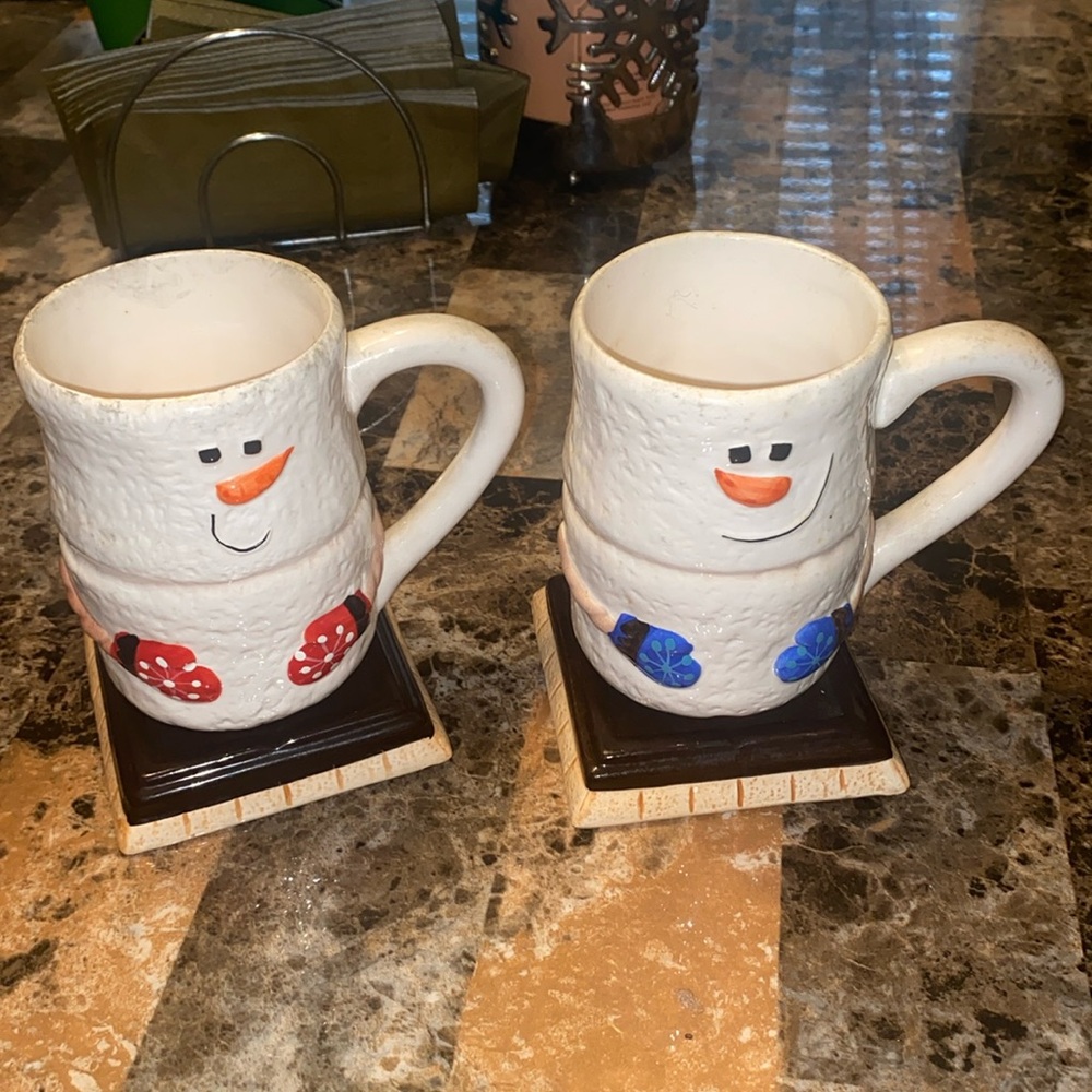 (2) HOT CHOCOLATE AND S'mores CERAMIC SNOWMAN MUGS SET.